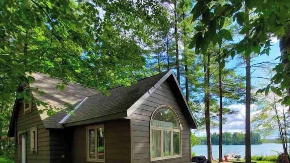 Clarendon Cottage | Chalet Casa Nina/ waterfront cottage