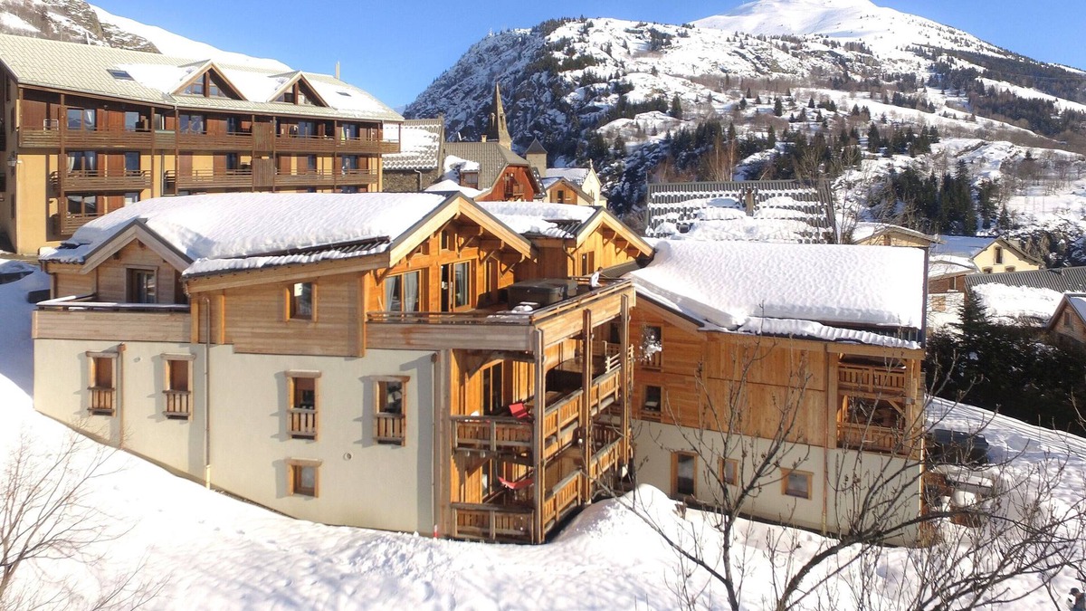 Huez-en-Oisans Ski Chalet | Chalet chaleureux PRIVÉ, à 80m de la télécabine!