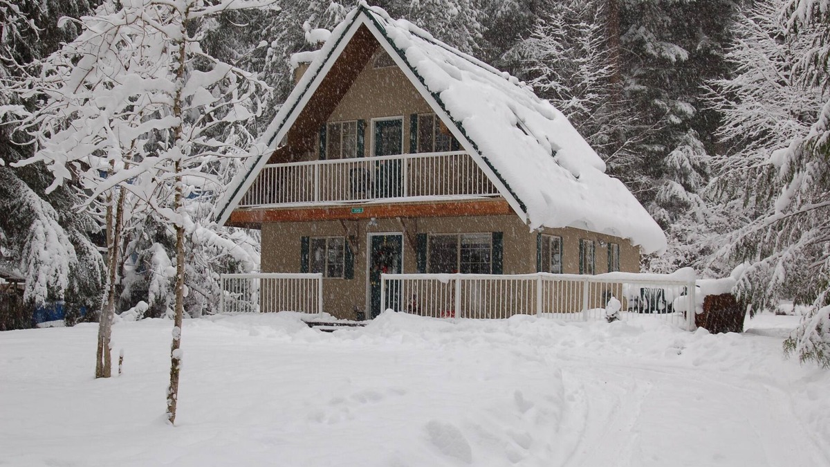 Glacier House | Chalet, Clean, 3BR/2BA in Snowline, Best Rates, close to skiing, WiFi & Hot