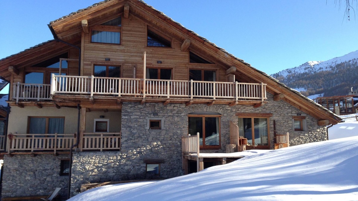 Sauze d'Oulx Apartment | Chalet Clotes for ski and nature lovers