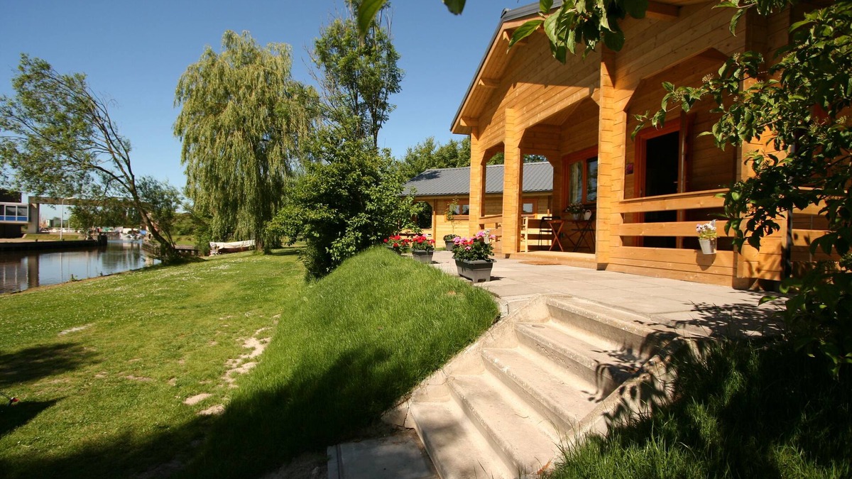 Zoutkamp Ski Chalet | Chalet Copperwing on small-scale nature campsite 't Ol Gat.
