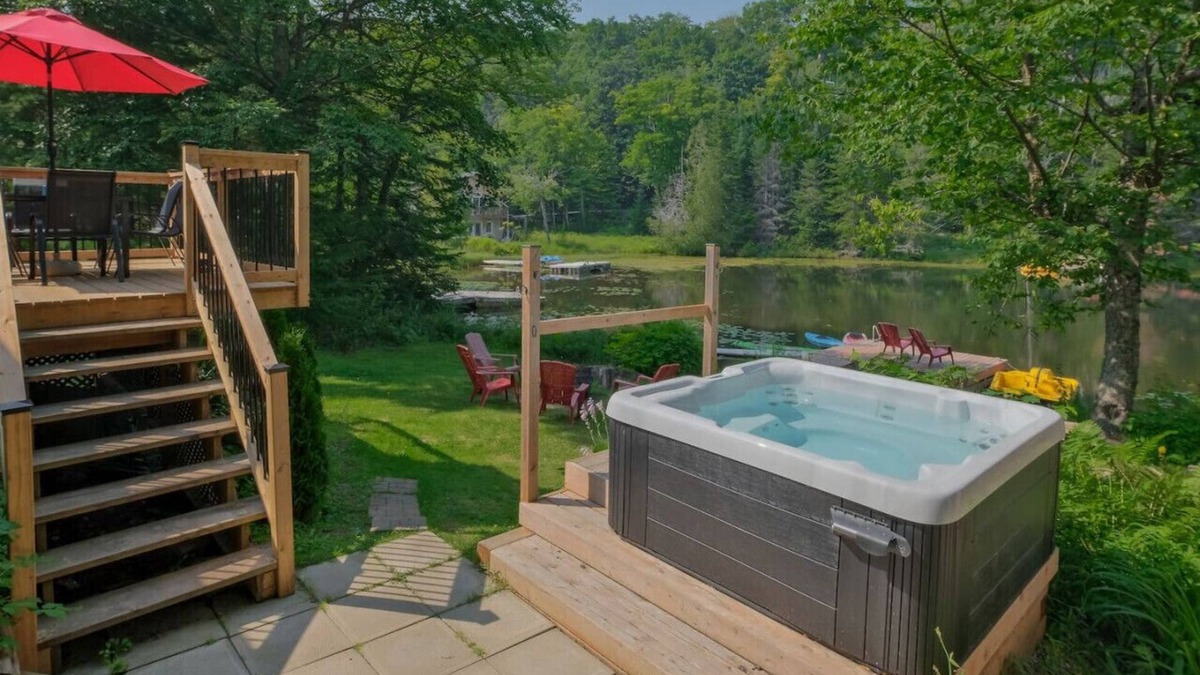 St-Adolphe-d'Howard Ski Chalet | Chalet du Domaine: Spa + View!