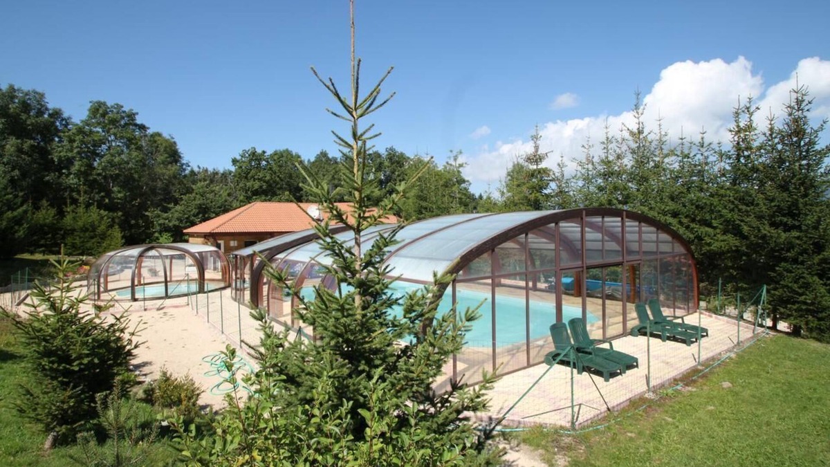 Blavignac Ski Chalet | Chalet "Dahlia Pour 12 Prix Semaine" with Mountain View, Shared Pool & Wi-Fi