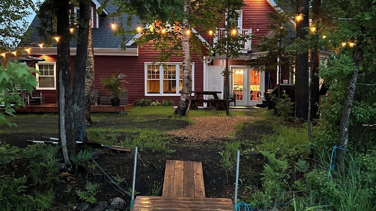 Beaulac-Garthby Ski Chalet | Chalet de la Baie with spa and sauna, waterfront