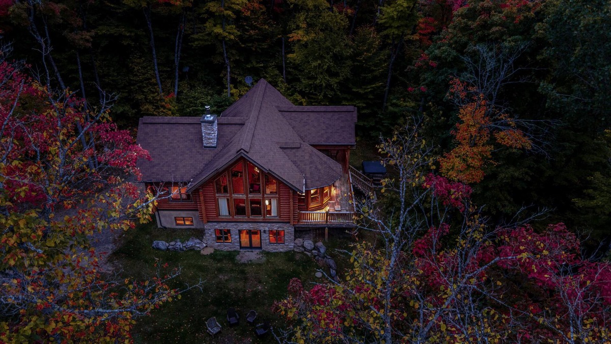 Riviere-Rouge Ski Chalet | Chalet Deer Lodge - 5 Bedrooms with Lake Access, Hot Tub and Pool Table