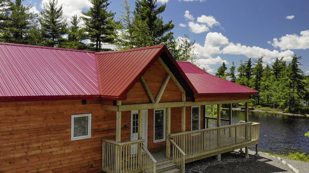 Queens House | Chalet directly on the lake, central storage, incl. access to private island