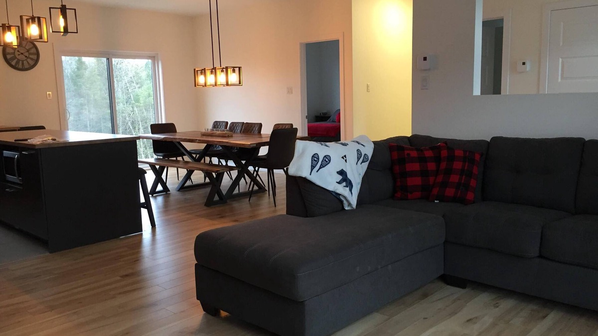 Lac-Etchemin Ski Chalet | Chalet du Bonheur - Double Bed Room