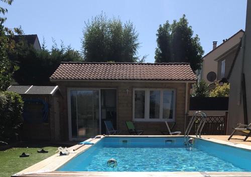 Montevrain House | CHALET DU LAC PISCINE à 5 MINUTES DE DISNEY TGV RER