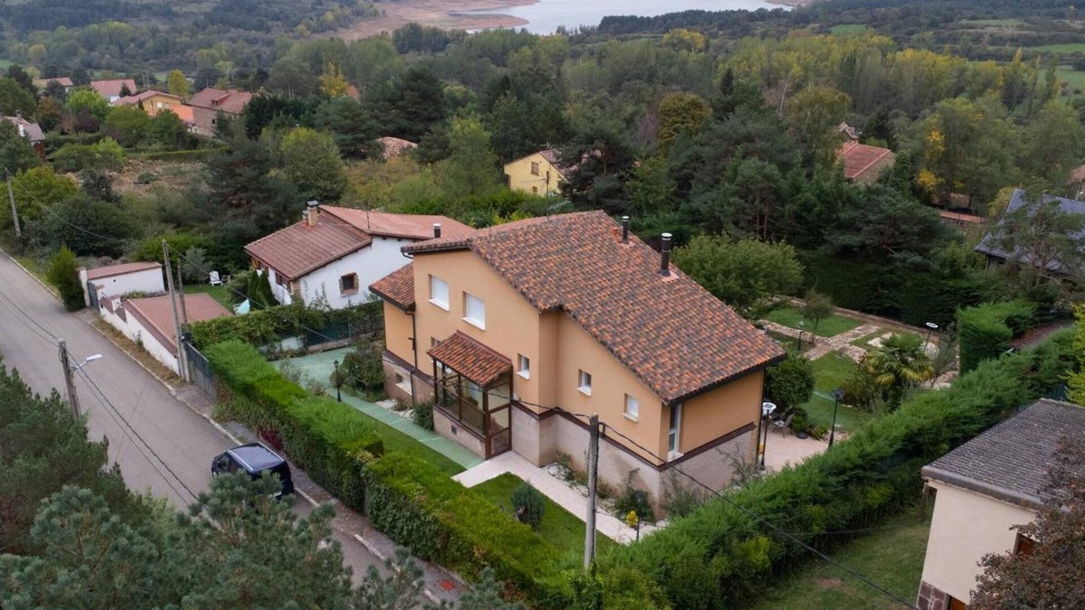 Nieva de Cameros Ski Chalet | Chalet 'El Cerezo Rojo' with Lake View, Wi-Fi and Air Conditioning