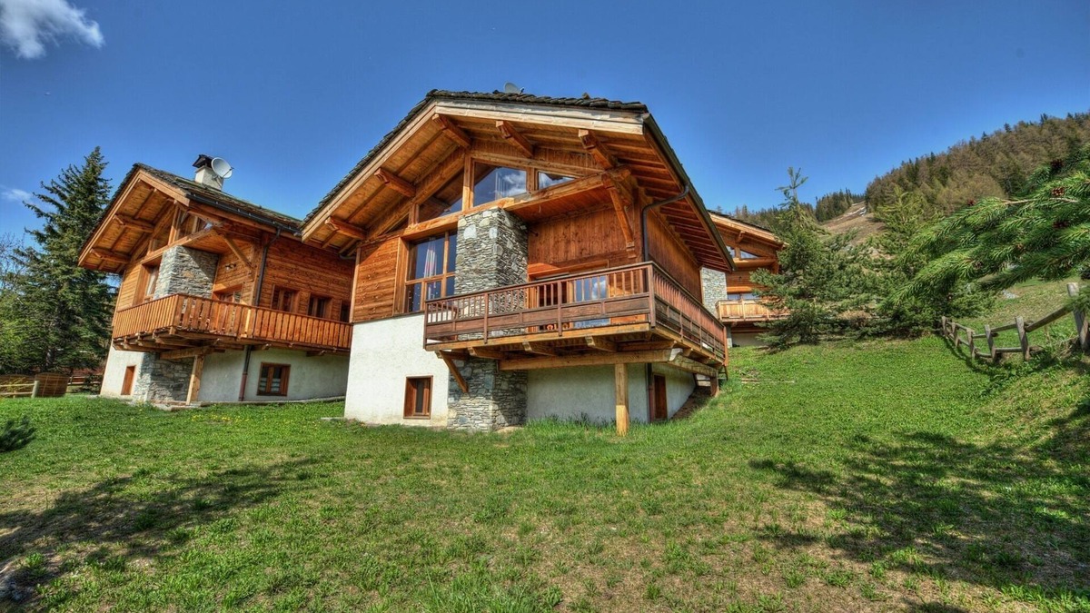 Macot-la-Plagne Ski Chalet | Chalet-Elite-Ensuite-Mountain view
