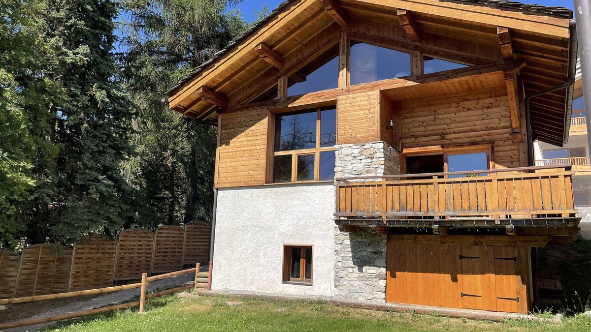 Peisey-Nancroix Ski Chalet | Chalet-Elite-Ensuite-Mountain view