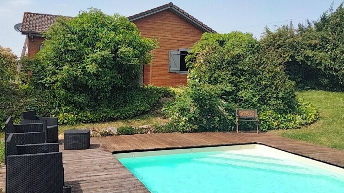 Douville Ski Chalet | Chalet en bois avec piscine privée. Animaux acceptés