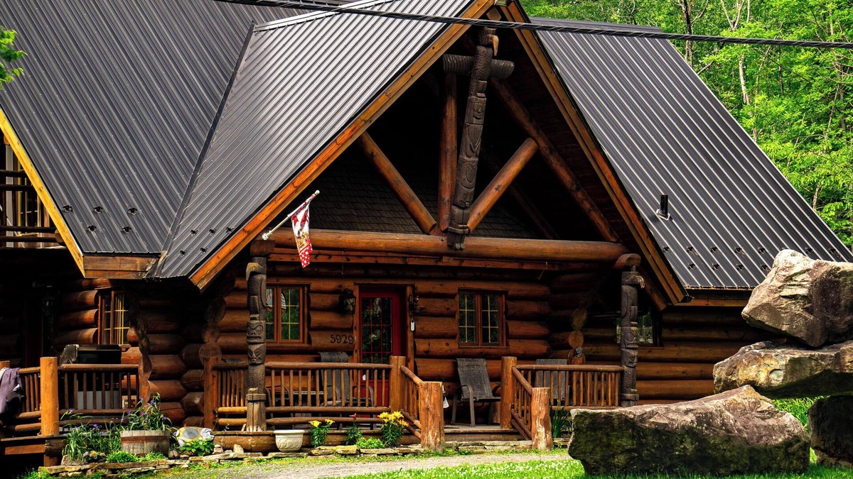 Orford Ski Chalet | Chalet en bois avec spa et vue sur la rivière, en pleine nature. Ami des chiens!