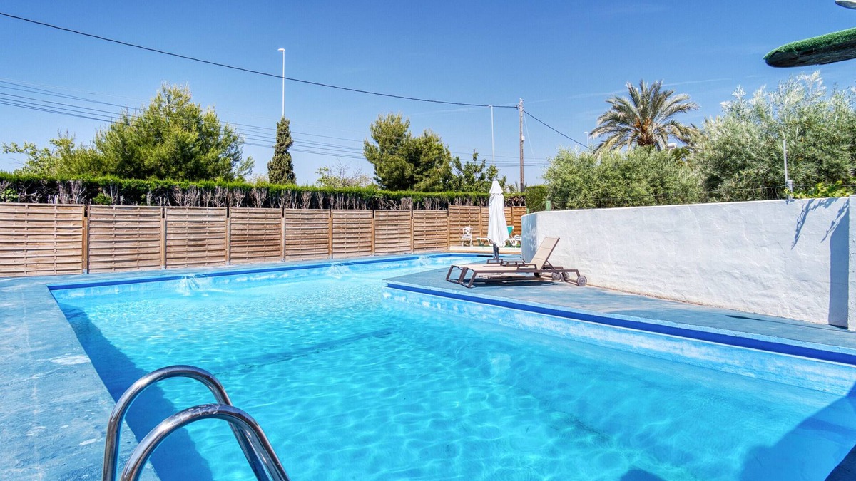 San Vicente del Raspeig Ski Chalet | Chalet 'Casa Dakota' with private pool, private terrace and Wi-Fi