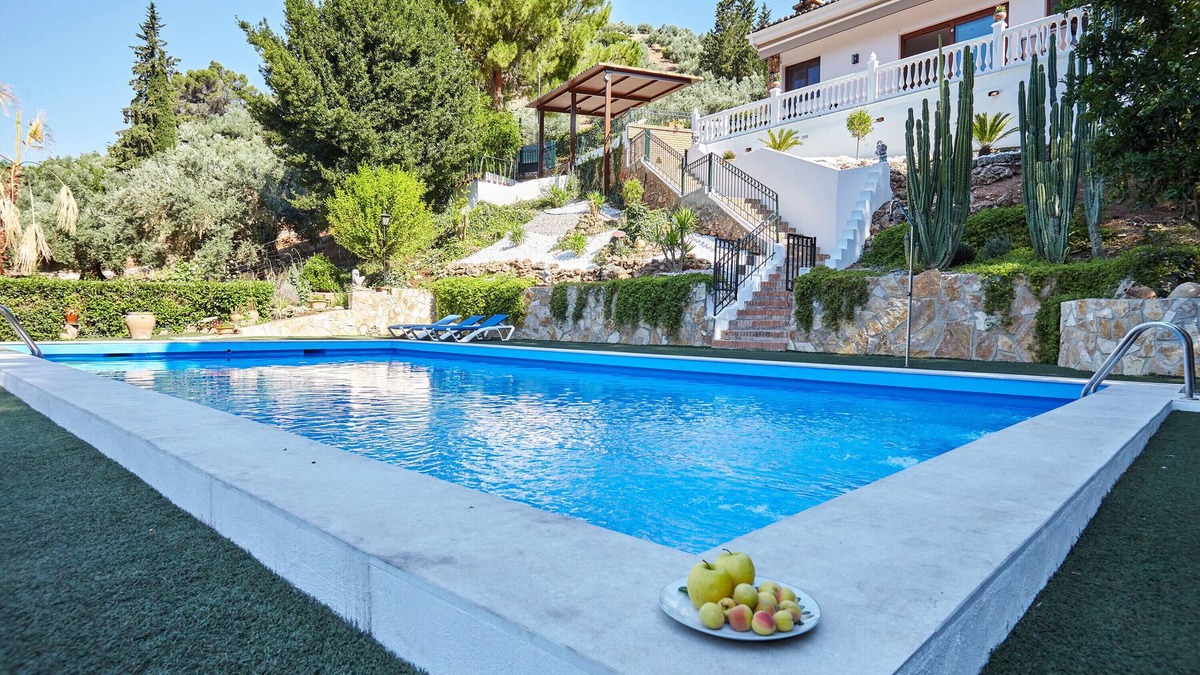Villanueva del Arzobispo Ski Chalet | Chalet 'Villa Ibáñez' with Lake View and Air Conditioning