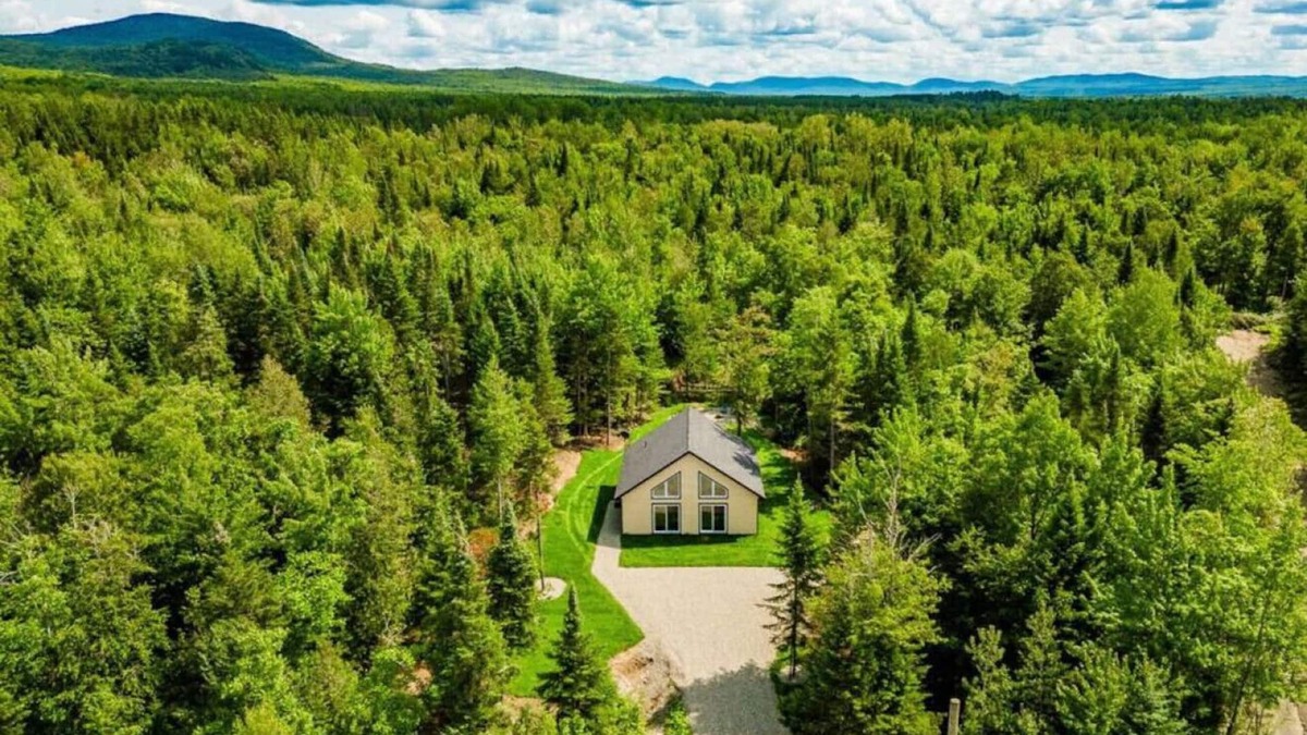 La Patrie House | Chalet Escapade|Hot Tub|Private Pool|River & Kayak