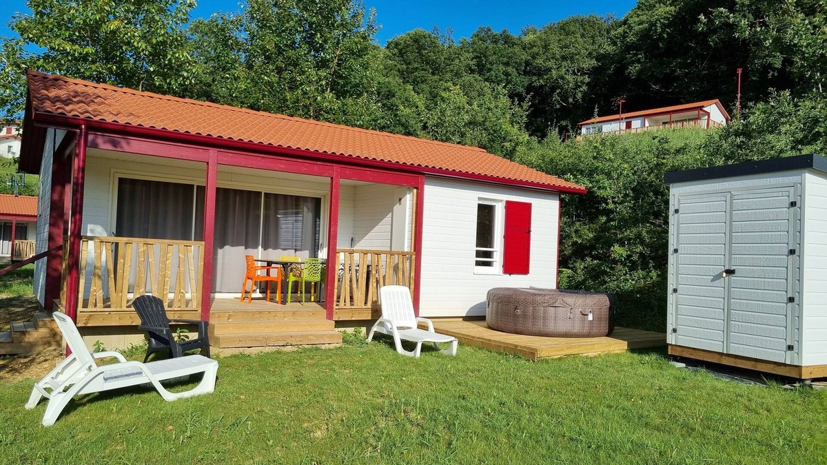 Hasparren Ski Chalet | Chalet Etxetxoa, for 1 to 4 people with SPA, private land and swimming pool