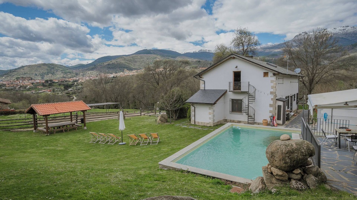 Mombeltran Ski Chalet | Chalet 'Finca El Aguilojo' with Private Pool, Private Terrace and Wi-Fi
