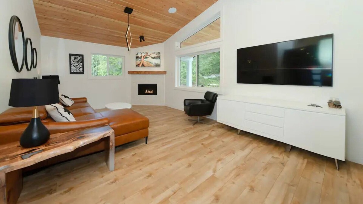 Halfmoon Bay Ski Chalet | Chalet Firefly BC REGISTRY APPROVAL #H631676206