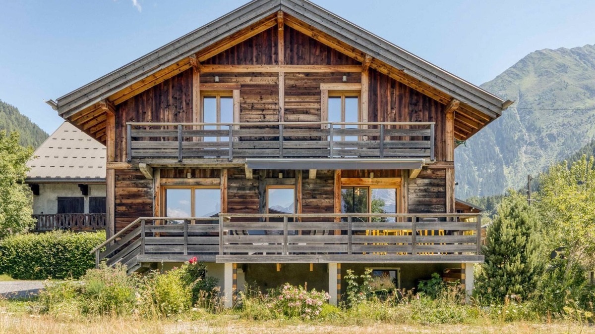 Chamonix-Mont-Blanc Ski Chalet | Chalet Follette, cosy newly renovated two bedroom chalet close to Grands Montets