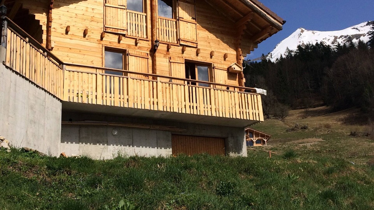 Le Bouchet-Mont-Charvin Ski Chalet | Chalet Aravis between La Clusaz and Lake Annecy