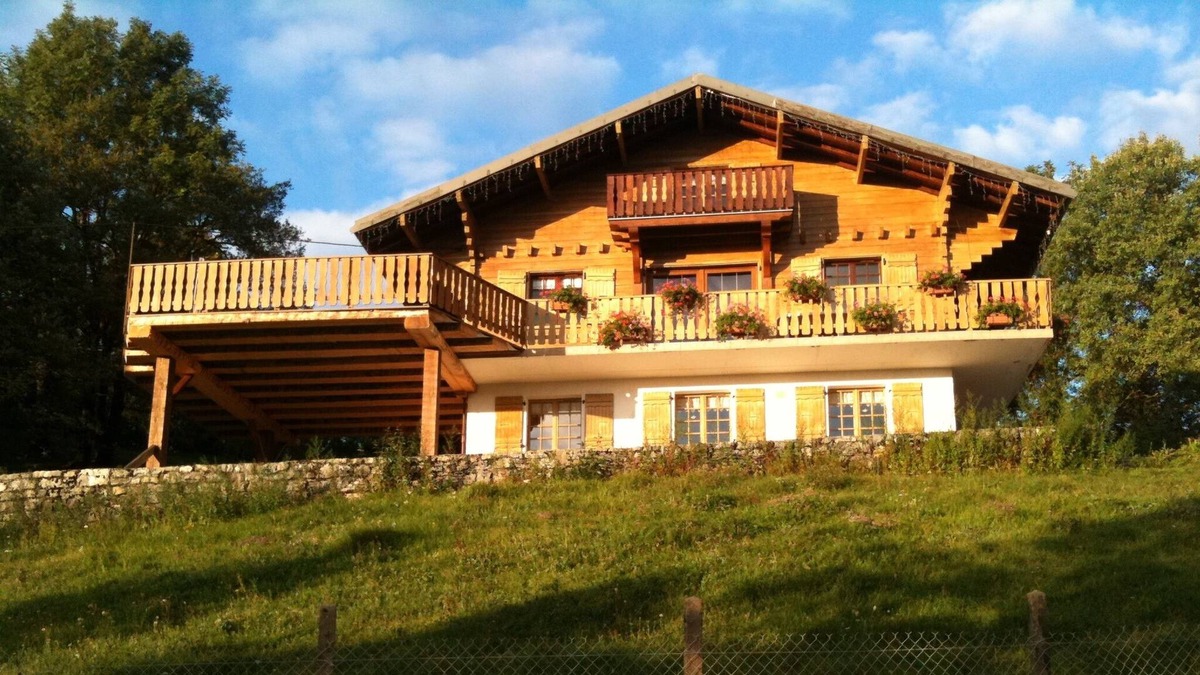 Les Planches-en-Montagne Ski Chalet | chalet panoramic view