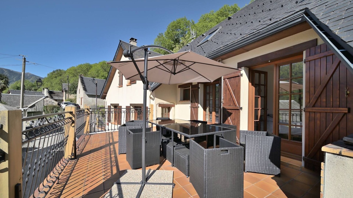 Boutx House | Chalet 'Gite 12 Personnes Boutx' with Mountain View, Private Terrace and Wi-Fi
