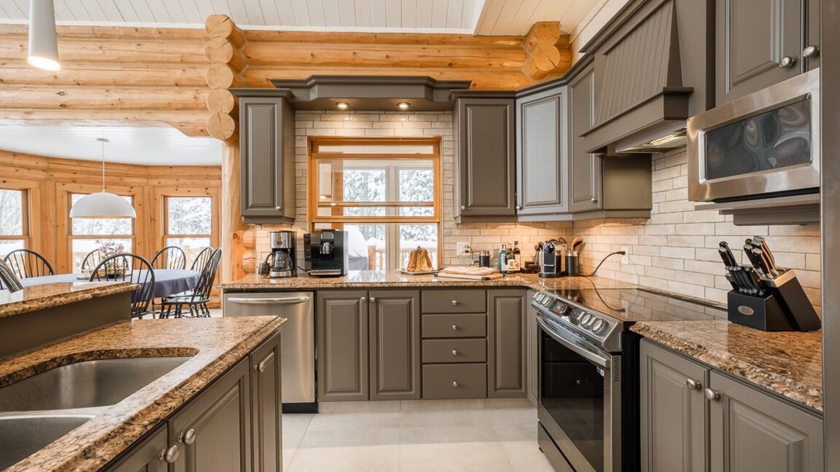 Fiddler Lake Resort Ski Chalet | Chalet Golden Bear on Fiddler Lake with private spa, sauna, heated pool & more!
