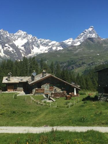 Valtournenche Ski Chalet | CHALET GORRET CHENEIL