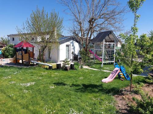 Keidelheim Apartment | Chalet im Spiel- und Obstgarten