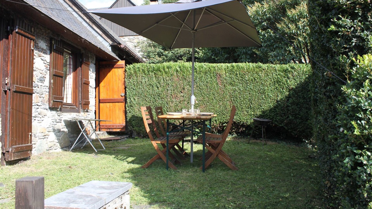 Esterre Ski Chalet | Chalet in Esterre / Luz Saint Sauveur, overlooking the valley, not overlooked.