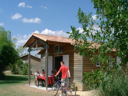 Castelmoron-sur-Lot Ski Chalet | Chalet in France with Garden Terrace