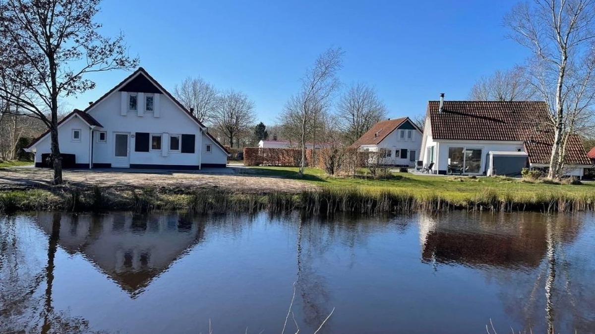 Sint Nicolaasga House | Chalet in Friesland near Large Lakes