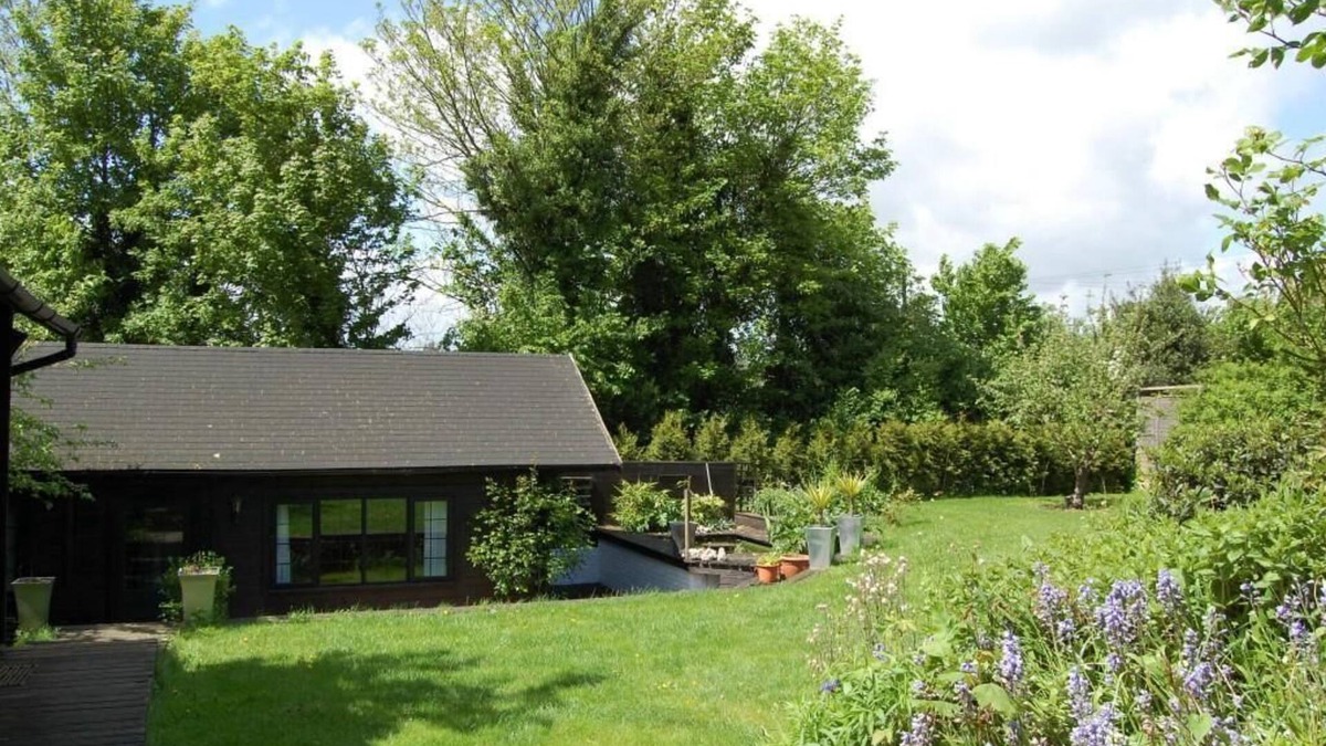 Chalfont St Peter Ski Chalet | Chalet in beautiful gardens 20 mins from London
