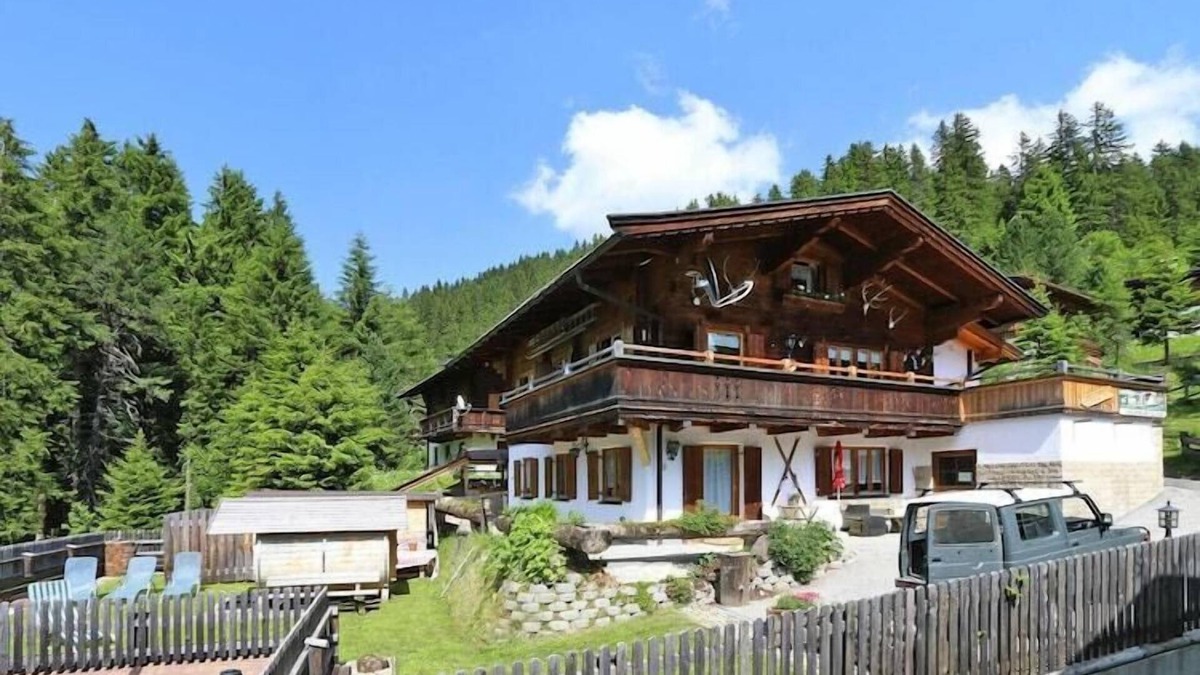 Fuegenberg Apartment | Chalet in Hochfügen near Ski Slopes