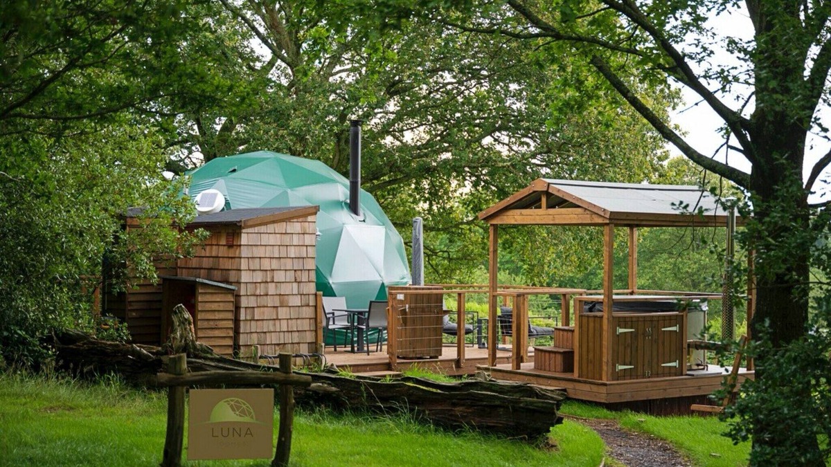 Chiddingstone Hoath House | Chalet in Kent with Hot Tub & Countryside Views