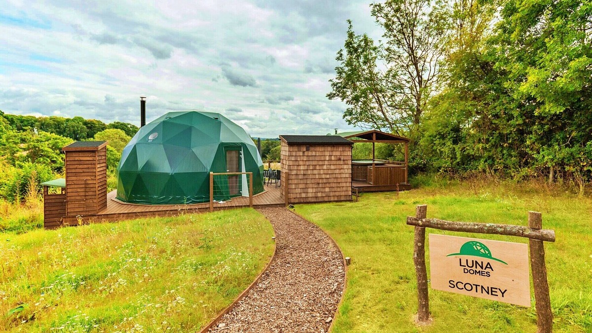 Chiddingstone Hoath House | Chalet in Kent with Hot Tub & Countryside Views