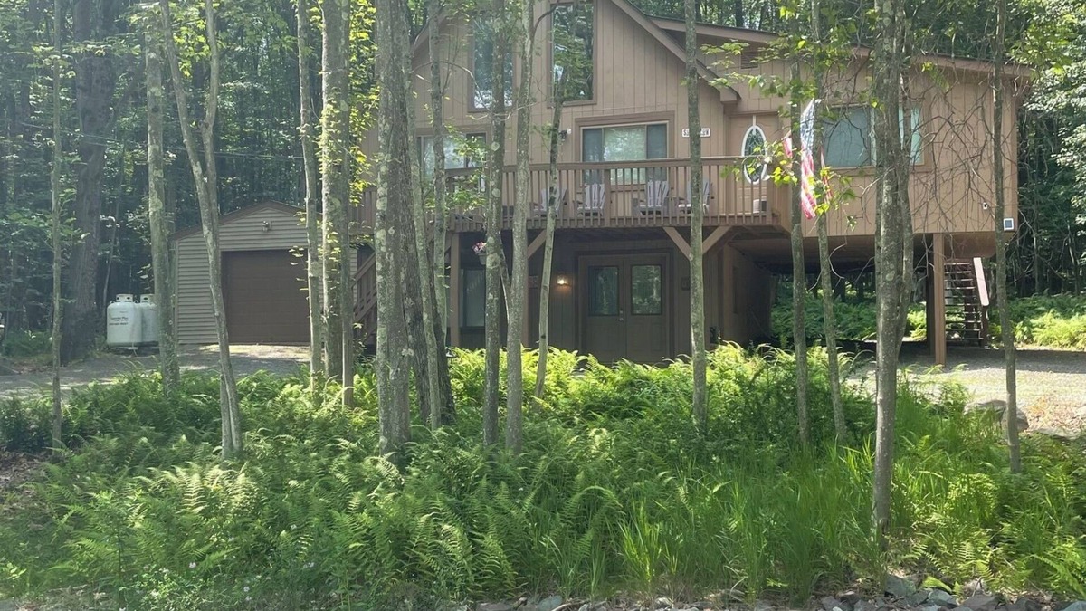 Lake Ariel House | Chalet in the poconos with a Golf Course, lake and beach in a gated community