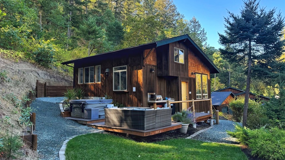 Grants Pass House | Chalet in the woods guesthouse.