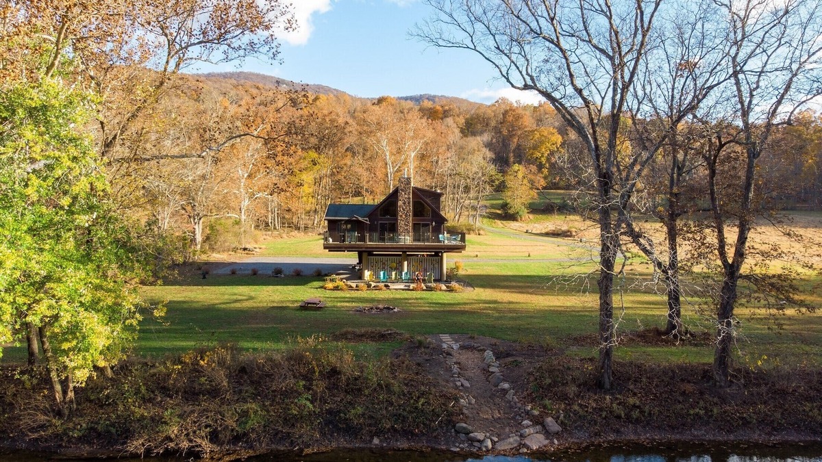 Great Cacapon Ski Chalet | Chalet In West Virginia on the Cacapon River. Sleeps 8
