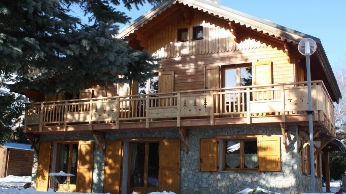 Les Deux Alpes Ski Chalet | Chalet in wood and stone, redone, 250 metres from the ski lifts.