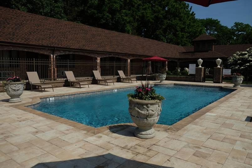 Centerport Hotel | Chalet Inn & Suites