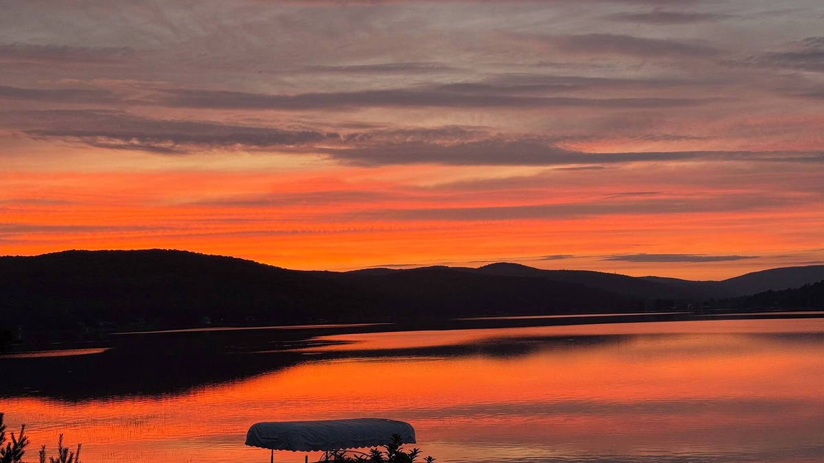 Canaan House | Chalet Joyeux-cheerful cottage. Enchanting 3-bedroom house on Lake Wallace.