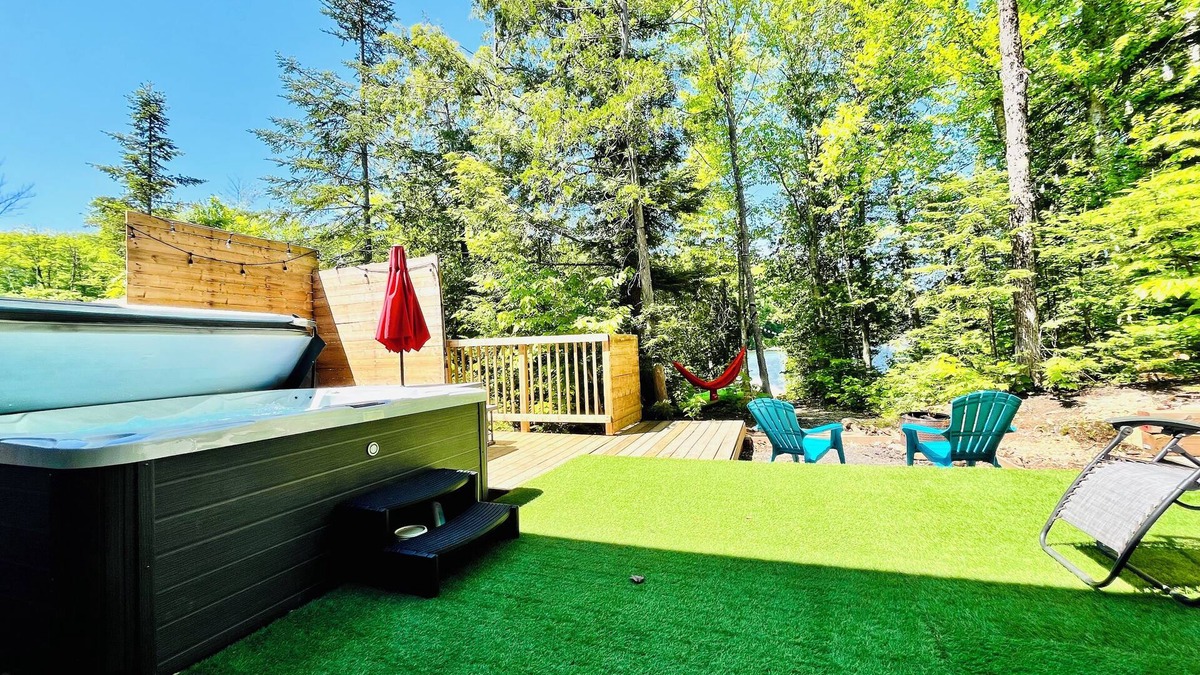 Entrelacs House | Chalet Karine at the water's'edge with Spa