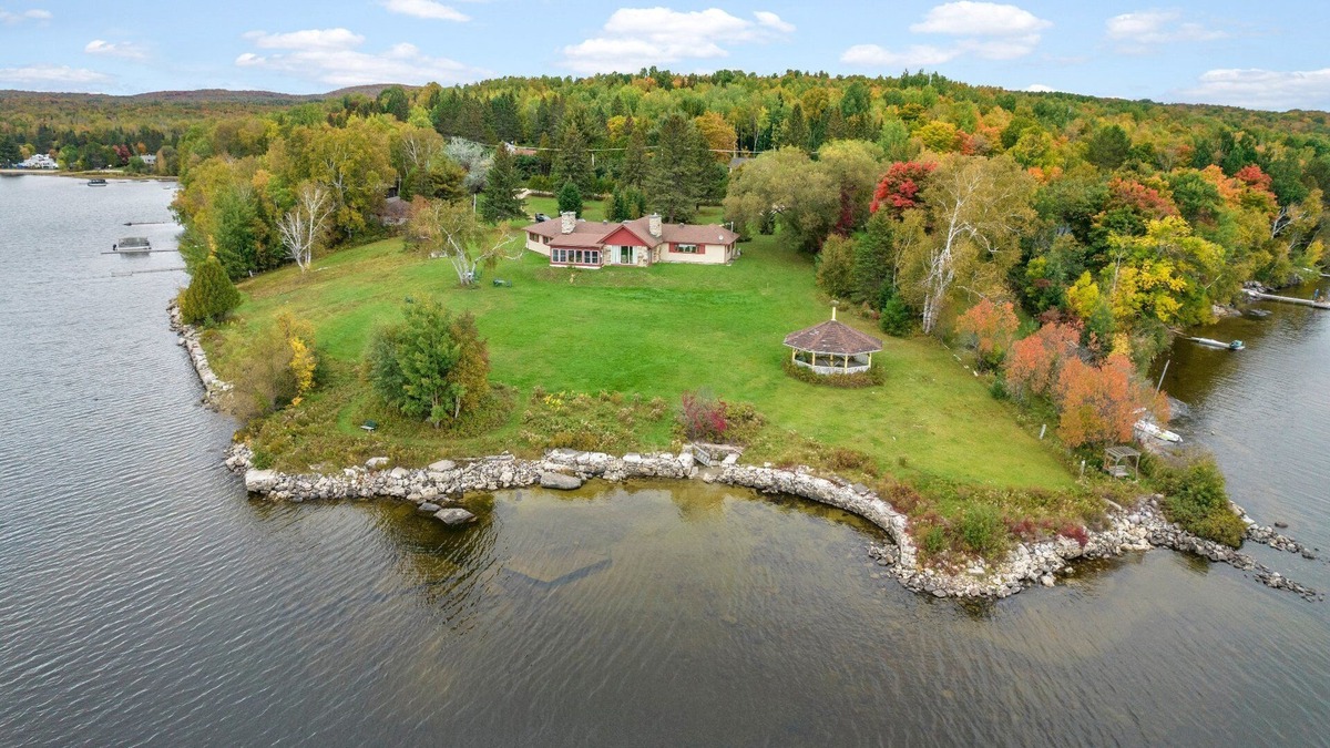 Nominingue Cabin | Chalet Kernan | for 12 | Spa + Lake Front
