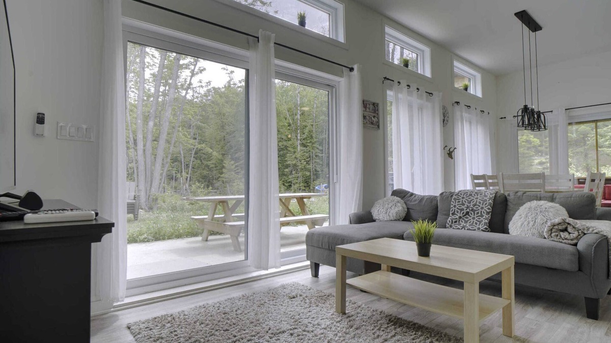 Chertsey Ski Chalet | Chalet L'Écureuil (waterfront, modern, spa, BBQ)