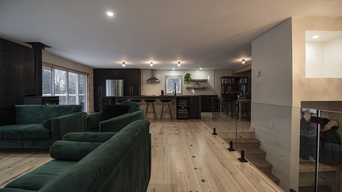 Leslie-Clapham-et-Huddersfield Ski Chalet | Chalet l'Évasion with hot tub on the Picanoc river