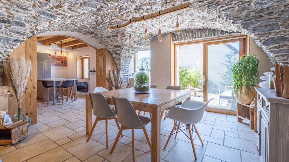 Huez-en-Oisans Ski Chalet | Chalet l'Oisans Bleu Huez Village at the foot of the slopes
