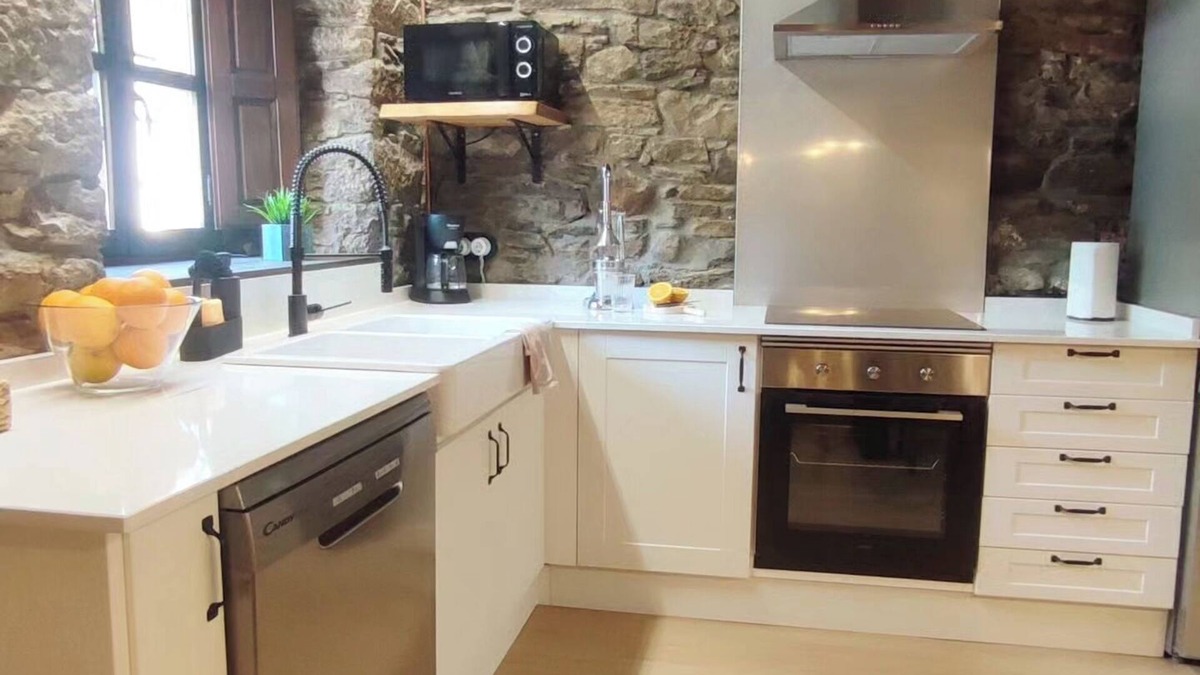 Caboalles de Abajo Ski Chalet | Chalet 'La Escondida' with Mountain View, Private Terrace and Wi-Fi