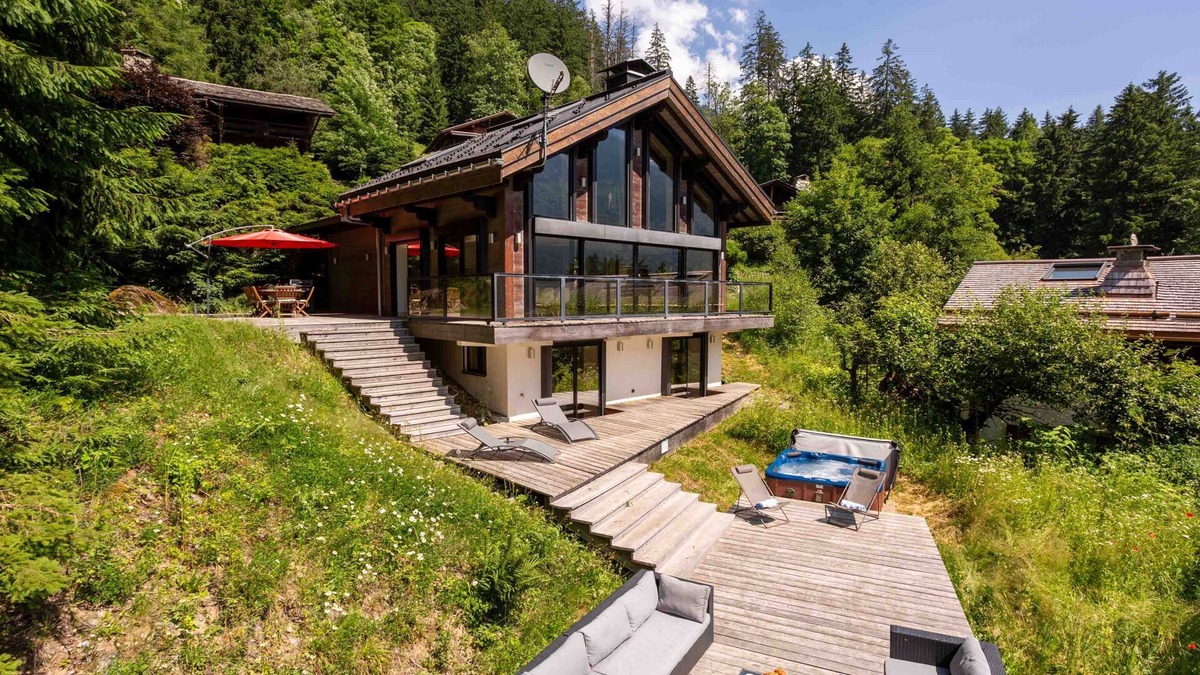Chamonix City Centre Cottage | Chalet La Source - a self catered chalet that sleeps 8 guests in 4 bedrooms